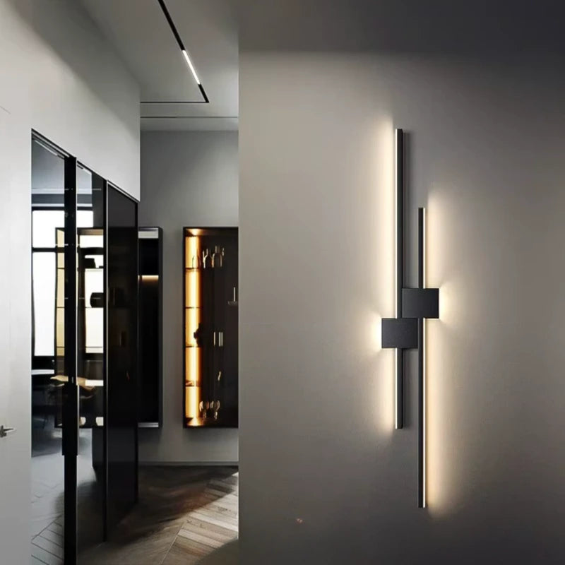 Applique murale LED linéaire Luminaire Essenza, lumière architecturale épurée en noir ou blanc, fixation murale moderne.