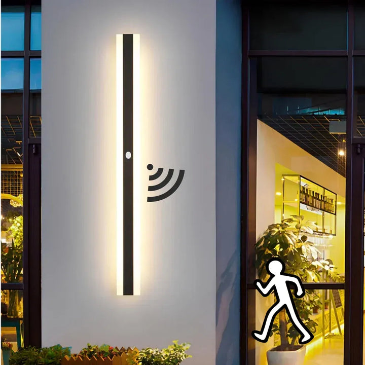 Applique murale anthracite avec détecteur de mouvement, éclairage extérieur design, par Luminaire Essenza, éclairage moderne pour façade.