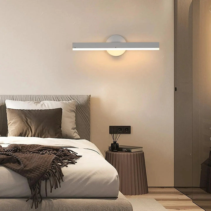 Applique murale LED orientable à 360°, en noir ou blanc, de Luminaire Essenza, avec lumière directionnelle et moderne.