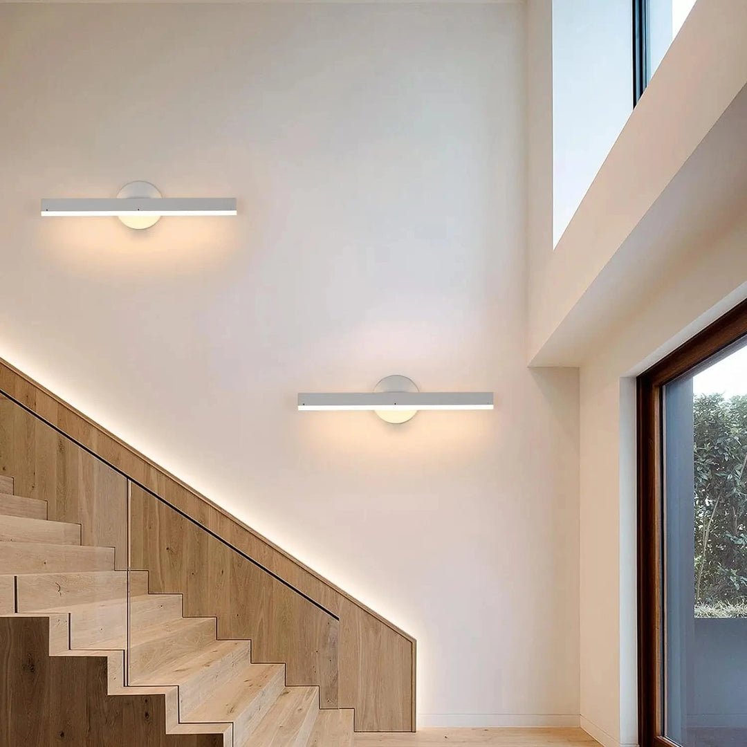 Applique murale LED orientable à 360°, finition noire ou blanche, éclairage moderne et réglable par Luminaire Essenza.