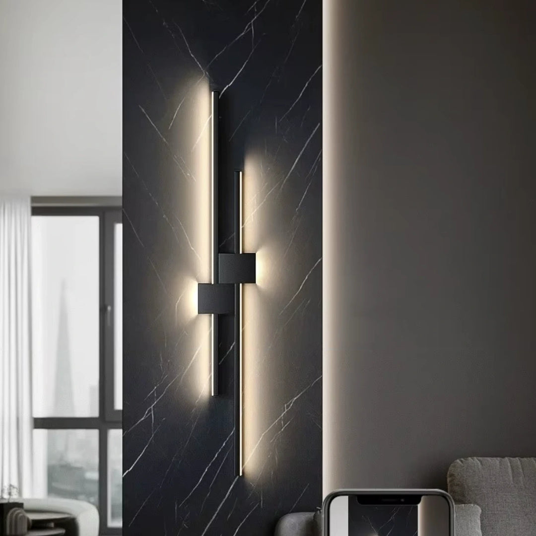 Applique murale LED linéaire Luminaire Essenza, lumière architecturale épurée en noir ou blanc, fixation murale moderne.