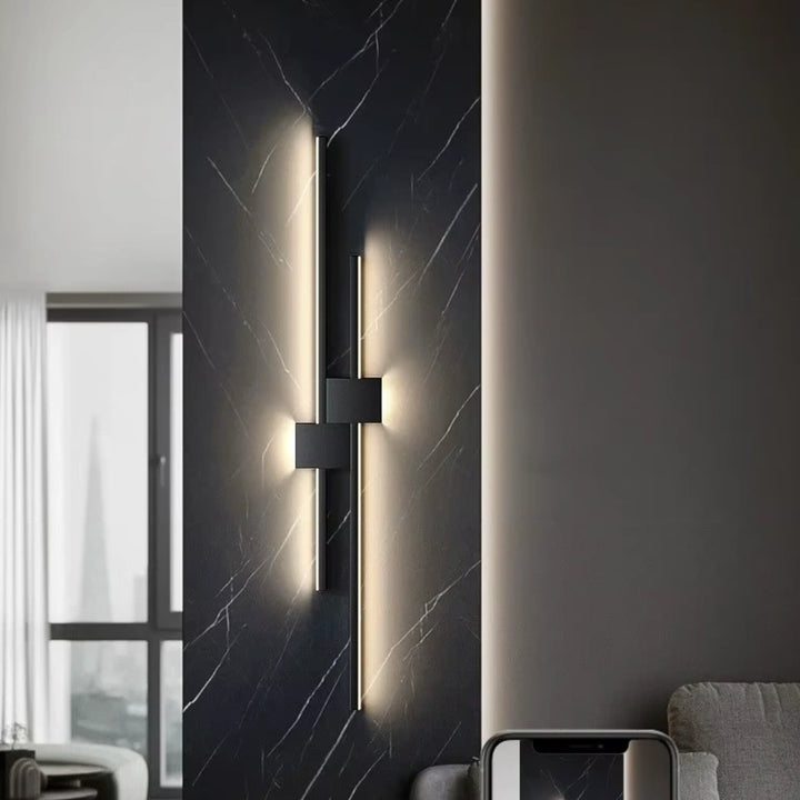 Applique murale LED linéaire Luminaire Essenza, lumière architecturale épurée en noir ou blanc, fixation murale moderne.