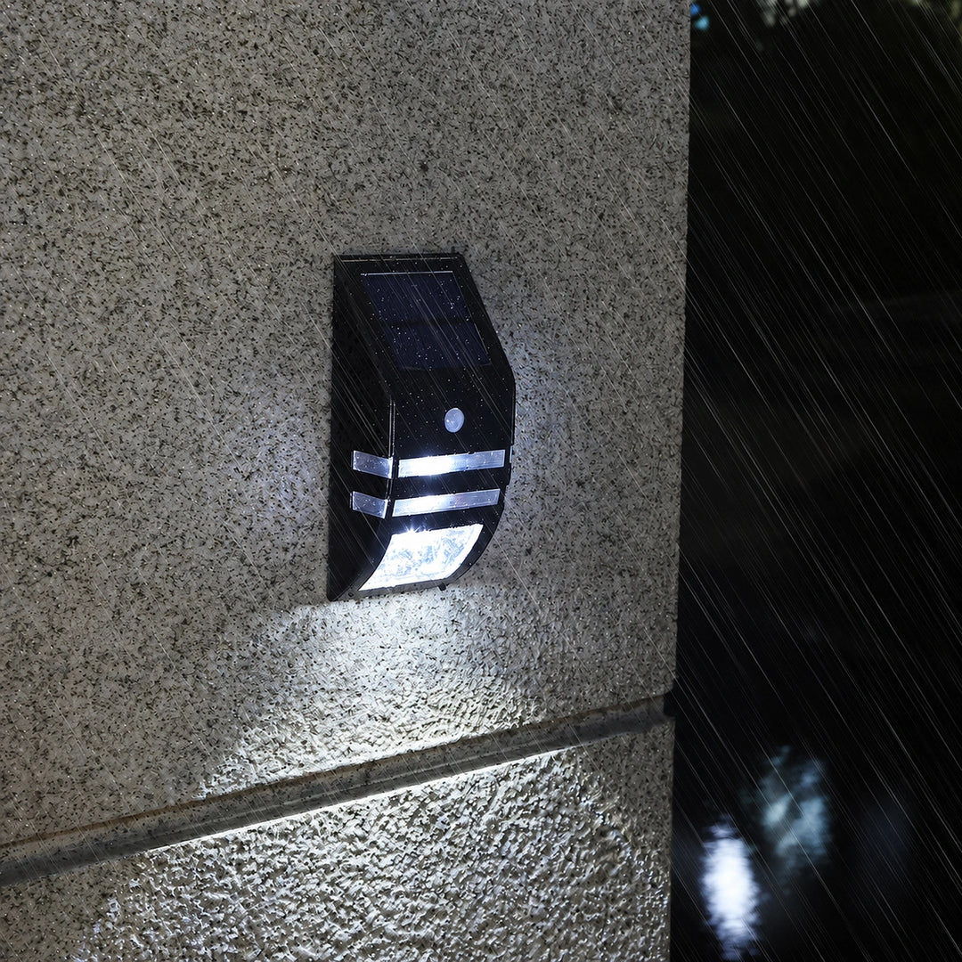 Applique murale solaire LED Luminaire Essenza avec détection de mouvement et design épuré, éclairage extérieur moderne.