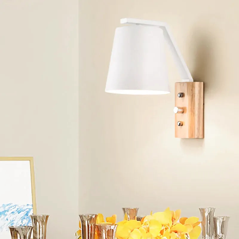 Applique murale moderne de style nordique avec interrupteur, luminaire décoratif blanc pour intérieur.