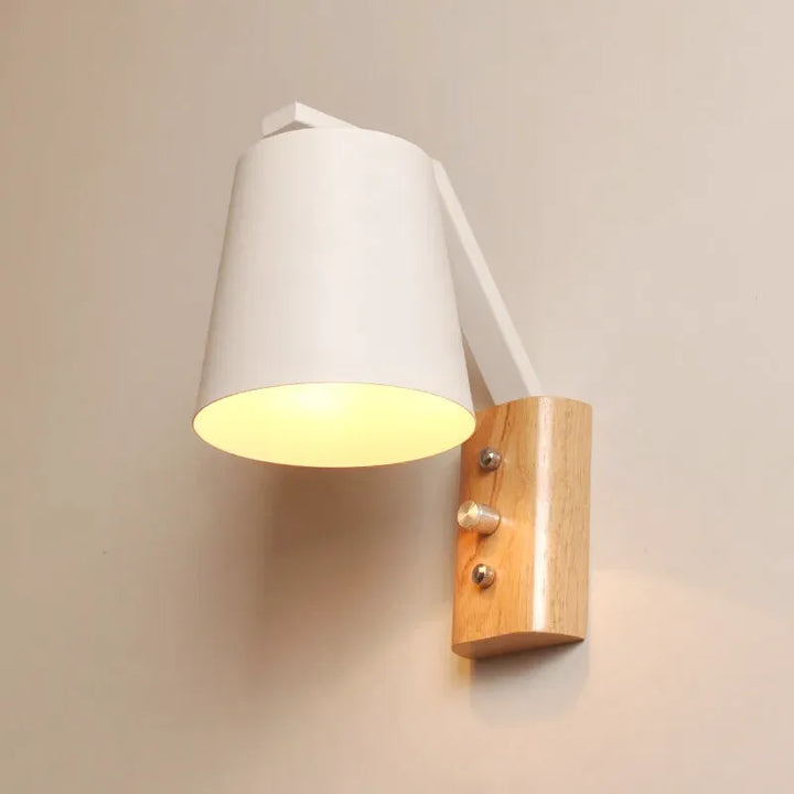 Applique murale blanche moderne avec interrupteur, design nordique et décoratif, par Luminaire Essenza.
