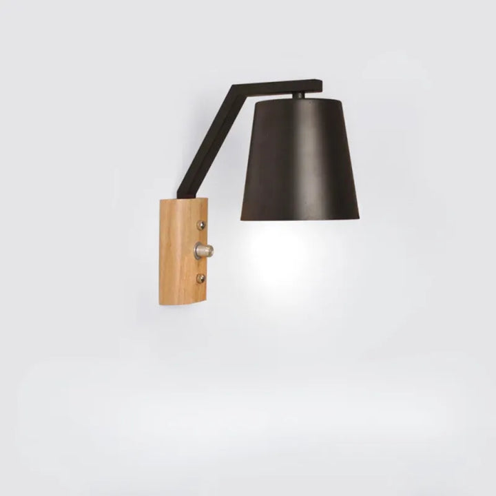 Applique murale noire de style nordique moderne avec interrupteur, luminaire Essenza pour décoration intérieure élégante.