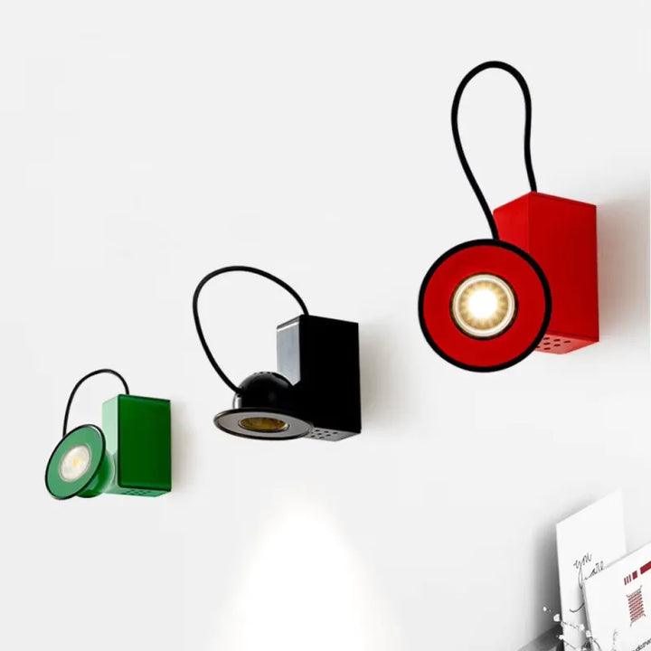 Applique murale LED magnétique pour couloir, design moderne, luminaire Essenza avec éclairage directionnel.