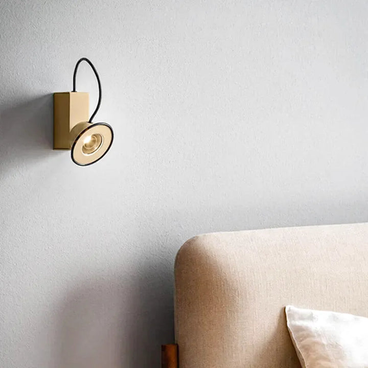 Applique murale LED magnétique pour couloir, design moderne par Luminaire Essenza, éclairage pratique et élégant.
