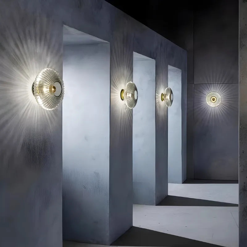 Applique murale décorative en verre en forme de cercle blanc chaud, de la marque Luminaire Essenza, pour un éclairage élégant.