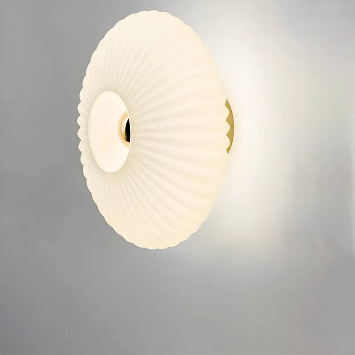 Applique murale décorative en verre cercle blanc chaud, design moderne par Luminaire Essenza, éclairage élégant pour mur intérieur
