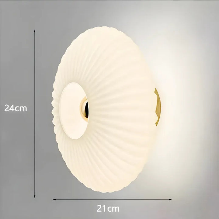 Applique murale décorative en verre cercle blanc chaud, luminaires Essenza pour décoration intérieure élégante.