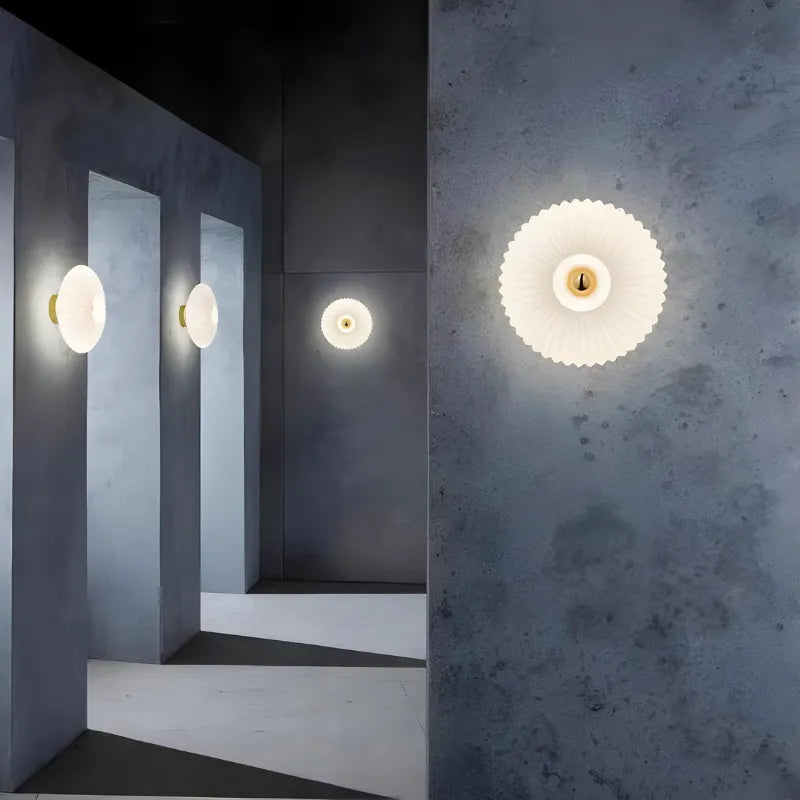 Applique murale décorative en verre en cercle blanc avec lumière chaude, par Luminaire Essenza.