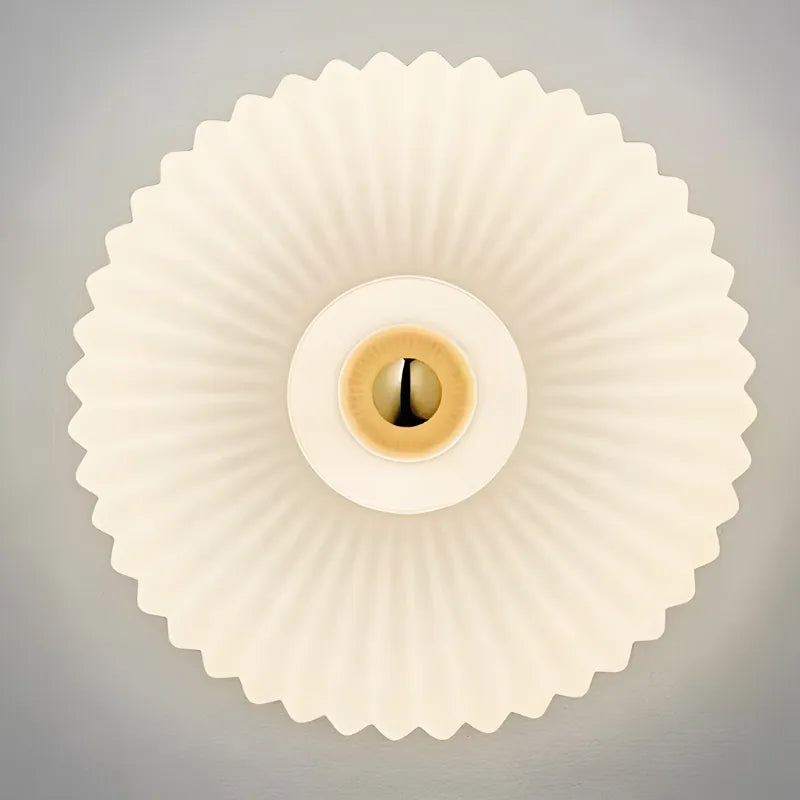 Applique murale décorative en verre en forme de cercle blanc chaud, par Luminaire Essenza, installation murale élégante.