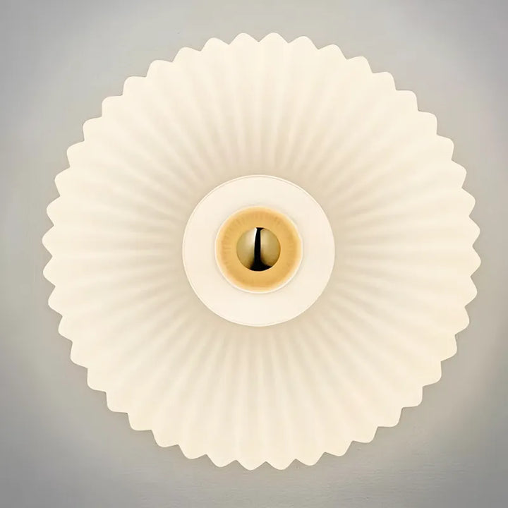 Applique murale décorative en verre en forme de cercle blanc chaud, par Luminaire Essenza, installation murale élégante.
