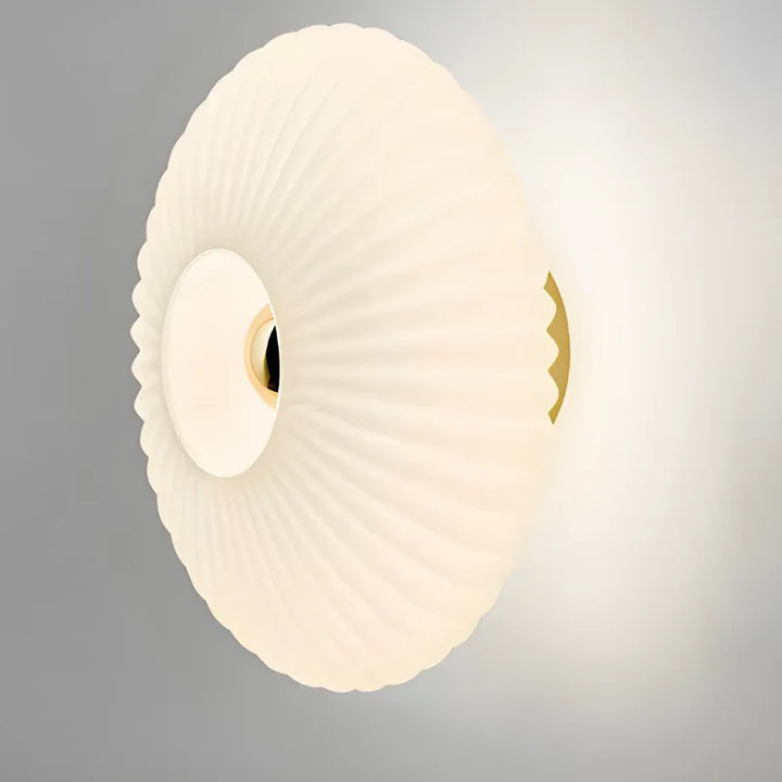 Applique murale décorative en verre en forme de cercle blanc et chaud, moderne et élégante, par Luminaire Essenza.