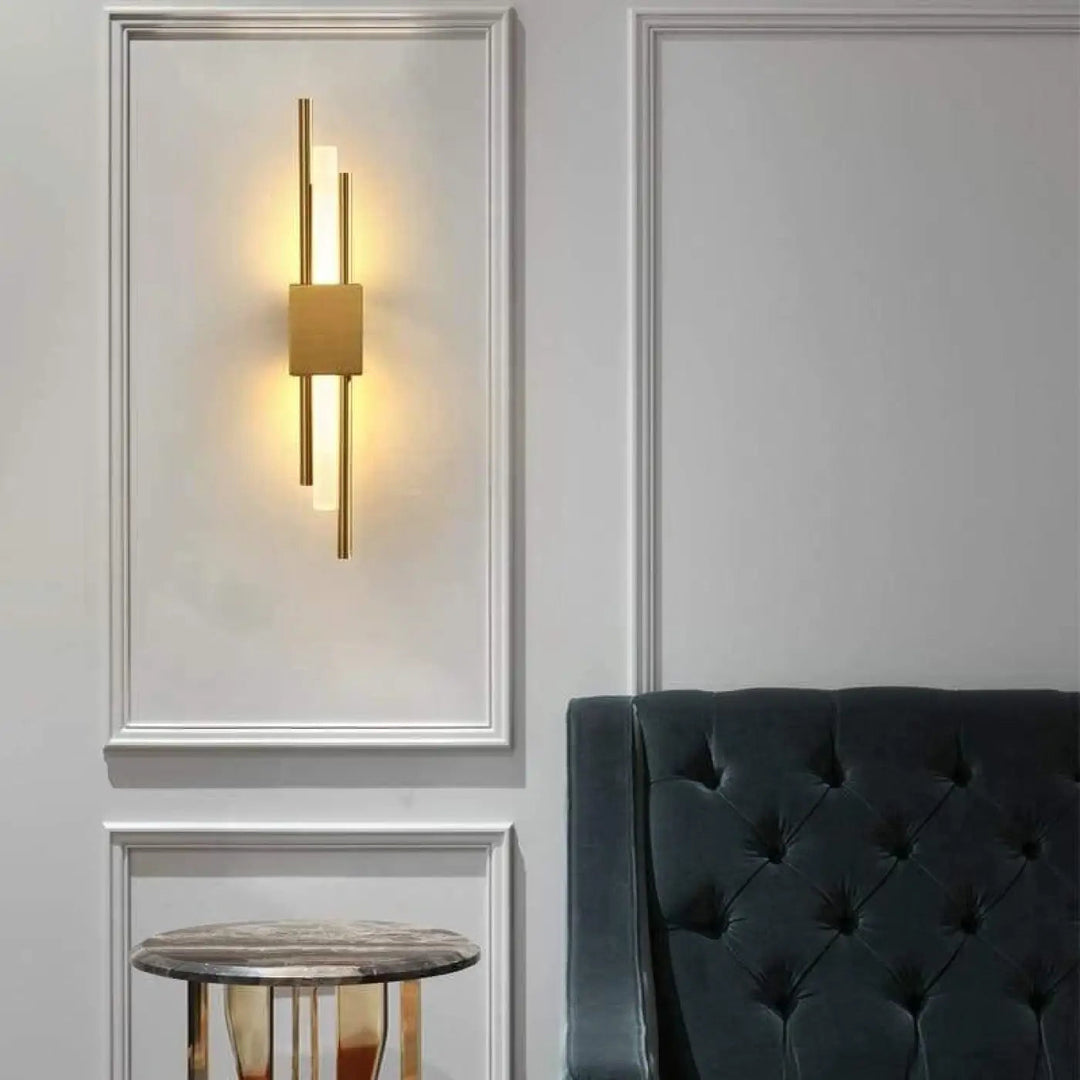Applique murale moderne en laiton blanc pour salon, design LED élégant et épuré, éclairage directionnel.