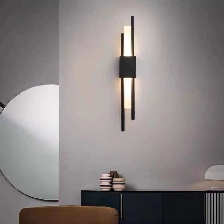 Applique murale design LED en laiton Luminaire Essenza, finition dorée, style moderne noir et blanc, éclairage directionnel pour salon.