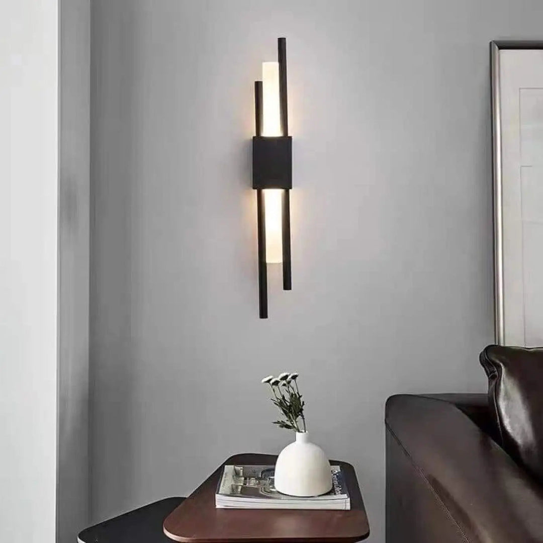 Applique murale design LED en laiton Luminaire Essenza, moderne, dorée, avec finition noire et blanche, éclairage orientable pour salon.