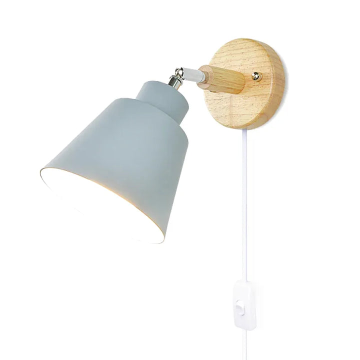 Applique murale en bois avec interrupteur, style scandinave, de la marque Luminaire Essenza, fixation murale élégante.