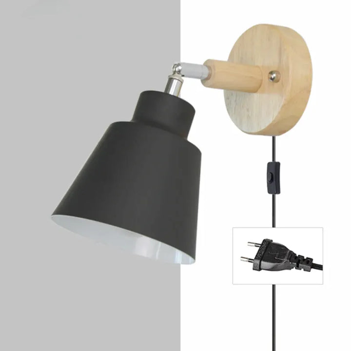 Applique murale en bois avec interrupteur, style scandinave, par Luminaire Essenza, montée sur un mur moderne.