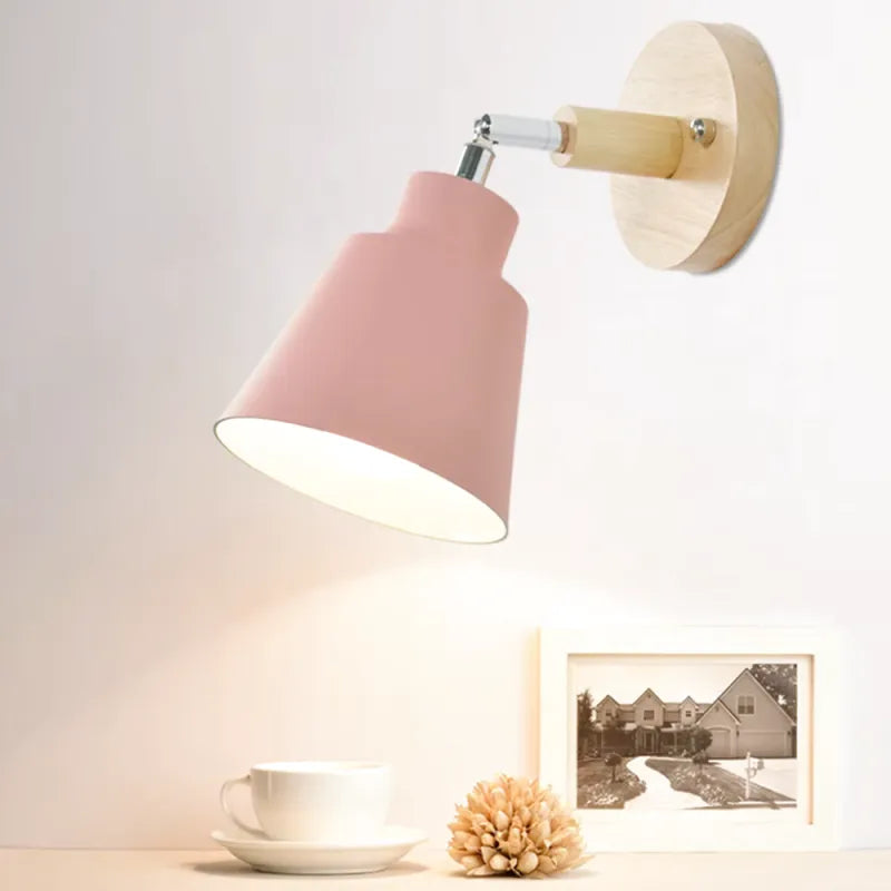 Applique murale en bois avec interrupteur, style scandinave, par Luminaire Essenza, fixation murale élégante et moderne