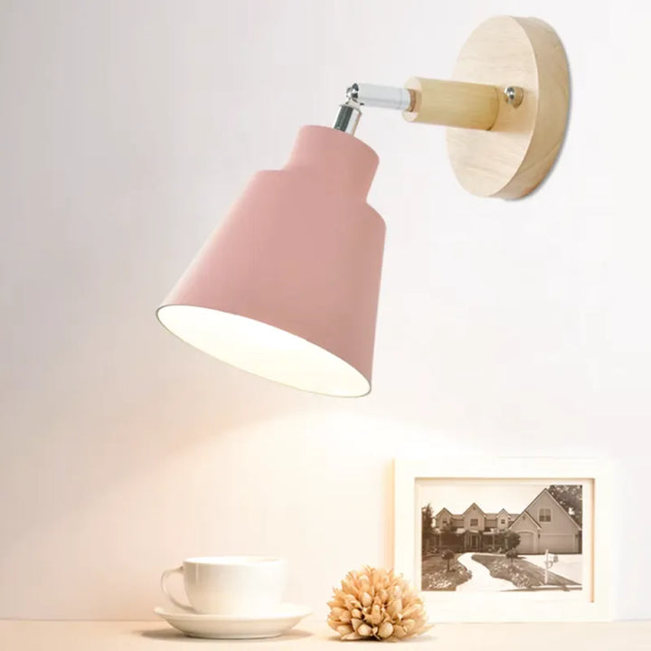 Applique murale en bois avec interrupteur, style scandinave, par Luminaire Essenza, fixation murale élégante et moderne