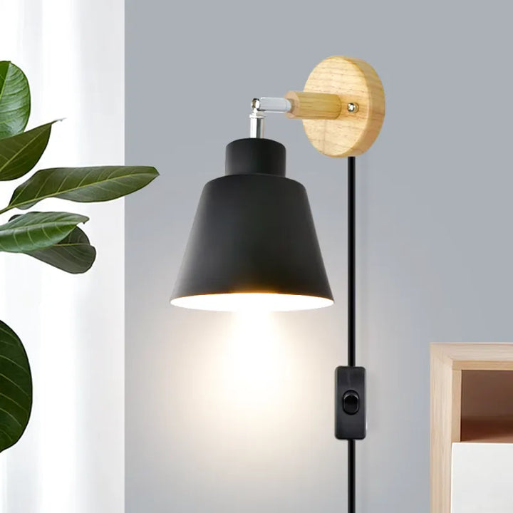 Applique murale en bois avec interrupteur, style scandinave, par Luminaire Essenza, éclairage moderne et élégant pour intérieur.