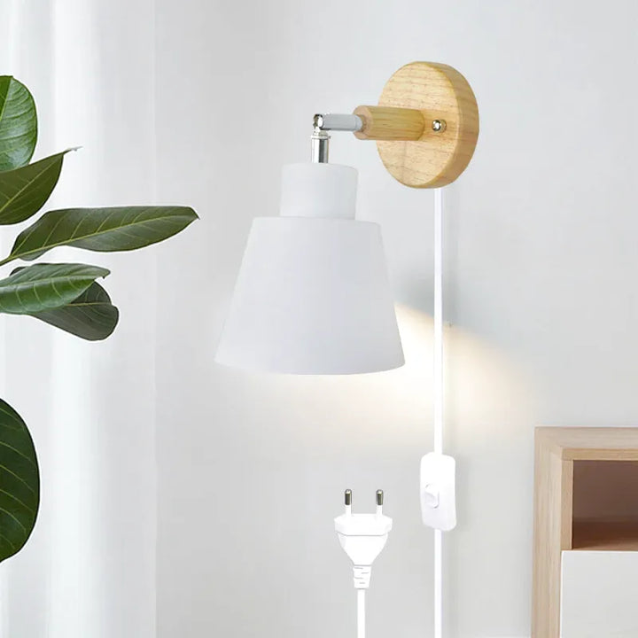 Applique murale en bois avec interrupteur, style scandinave, par Luminaire Essenza, fixation murale élégante et moderne.
