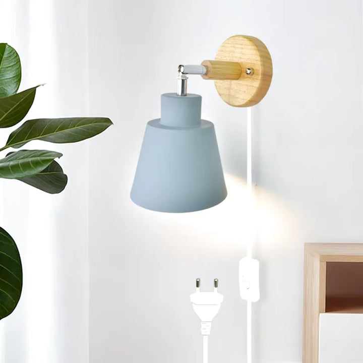 Applique murale en bois avec interrupteur, style scandinave, de Luminaire Essenza, fixée au mur avec abat-jour en bois naturel.