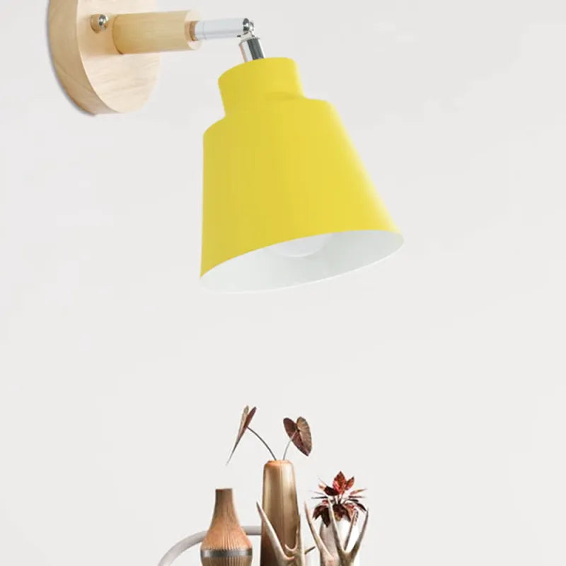 Applique murale en bois avec interrupteur, style scandinave, par Luminaire Essenza, fixé au mur, design épuré et moderne.