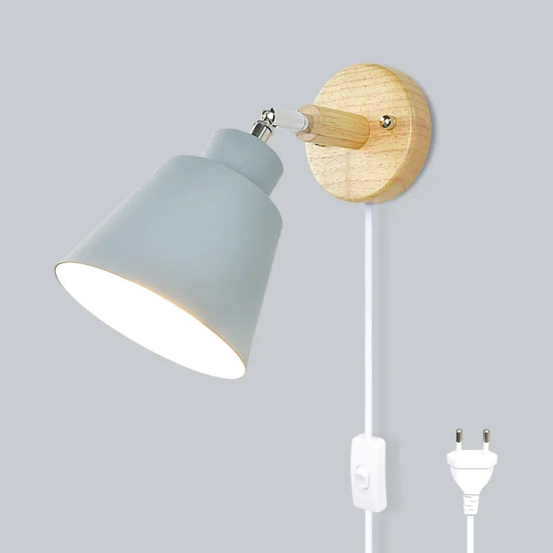 Applique murale en bois avec interrupteur, style scandinave, par Luminaire Essenza, montée sur un mur blanc.