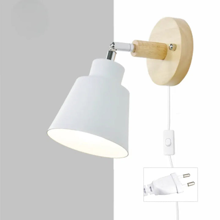 Applique murale en bois avec interrupteur, style scandinave, lampe blanche de Luminaire Essenza, design épuré pour intérieur.