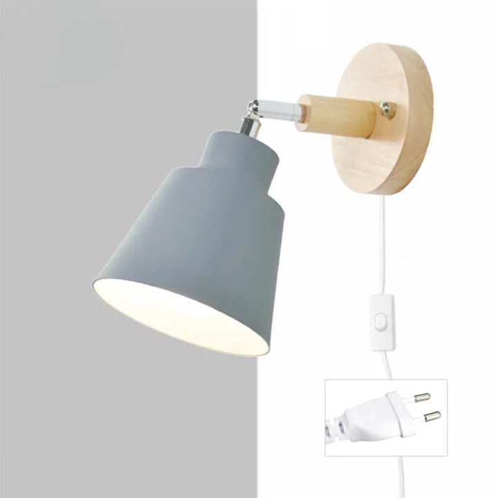Applique murale en bois gris avec interrupteur, style scandinave, par Luminaire Essenza, éclairage moderne pour intérieur.