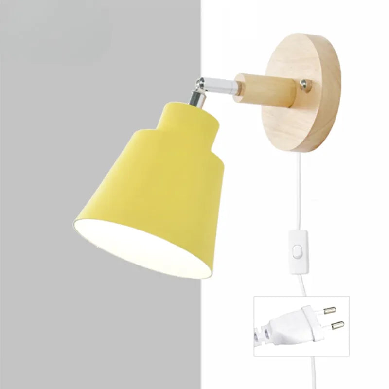 Applique murale en bois jaune de style scandinave avec interrupteur, conçue par Luminaire Essenza, pour une décoration moderne.