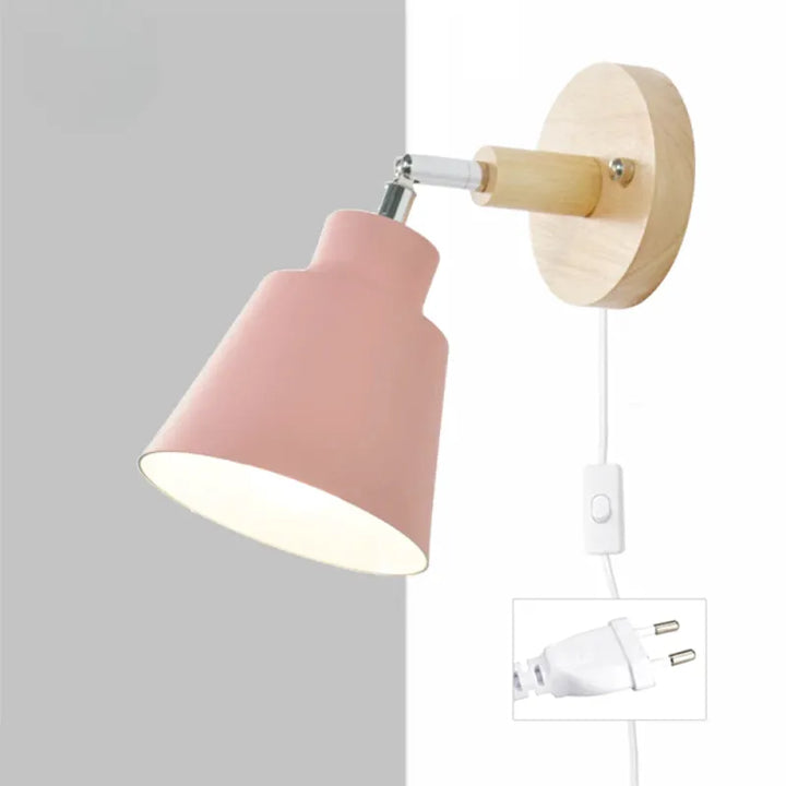Applique murale en bois avec interrupteur, style scandinave, Luminaire Essenza, design moderne pour décoration intérieure.