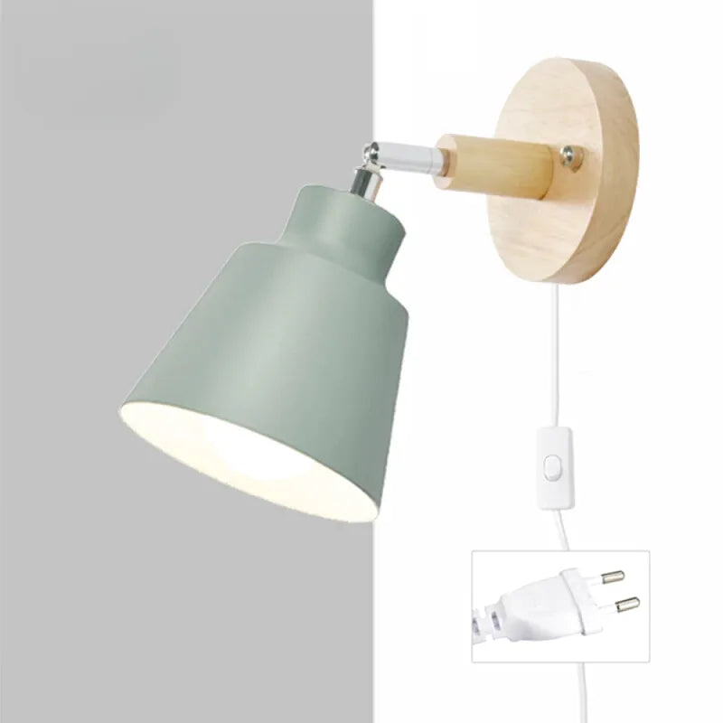 Applique murale en bois verte de style scandinave avec interrupteur, Luminaire Essenza, design épuré pour intérieur moderne.