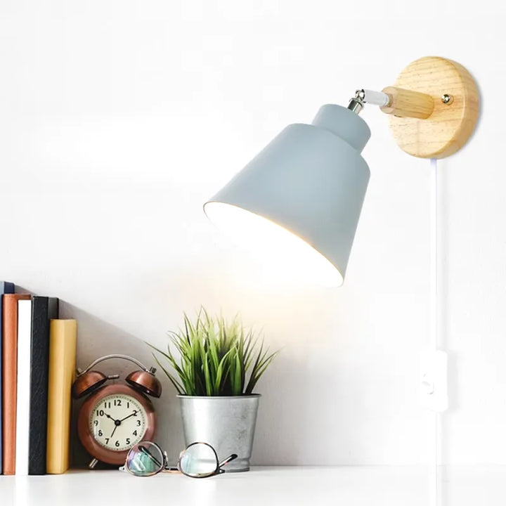 Applique murale en bois avec interrupteur, style scandinave, éclairage élégant pour la décoration intérieure.