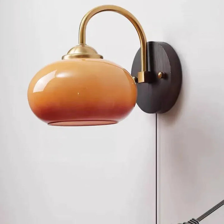 Applique murale en verre orange de Luminaire Essenza avec interrupteur, design original et élégant pour décoration intérieure.