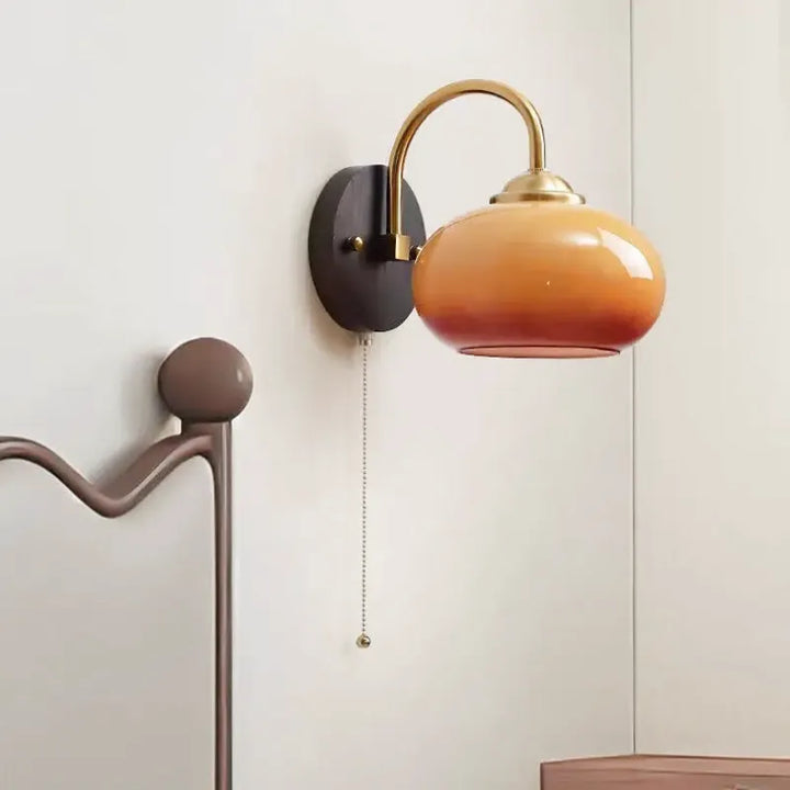 Applique murale en verre luxueuse avec interrupteur, design original, éclairage élégant, par Luminaire Essenza.