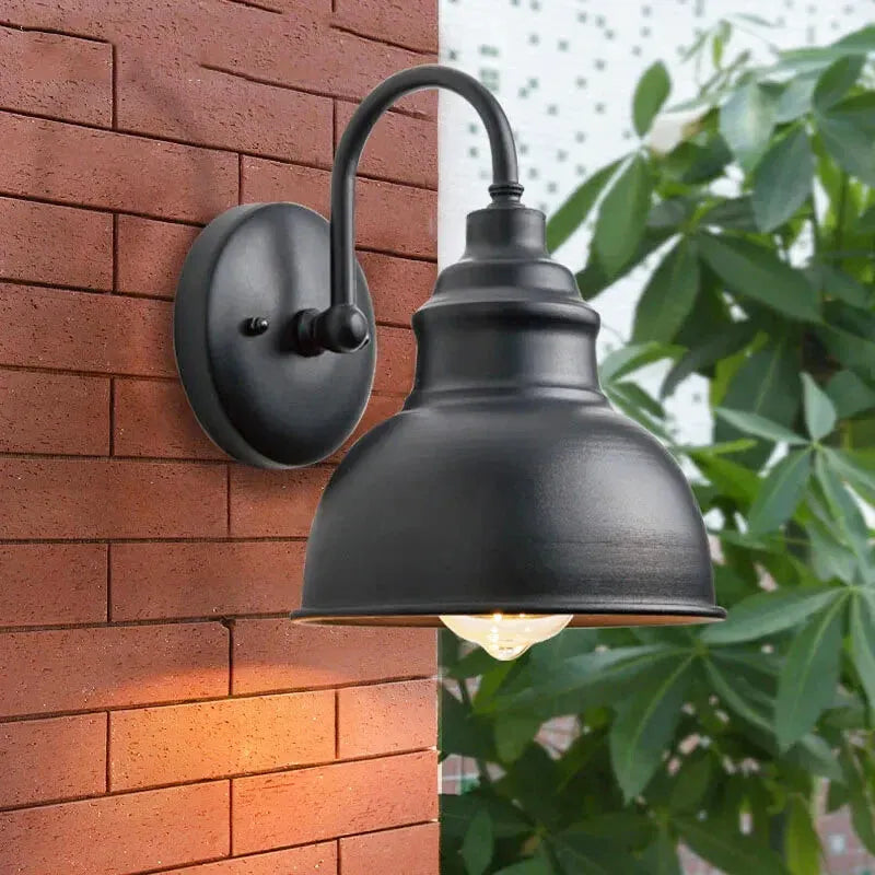 Applique murale extérieure industrielle rétro en métal vieilli, étanche, modèle noir et blanc, style vintage, Luminaire Essenza.
