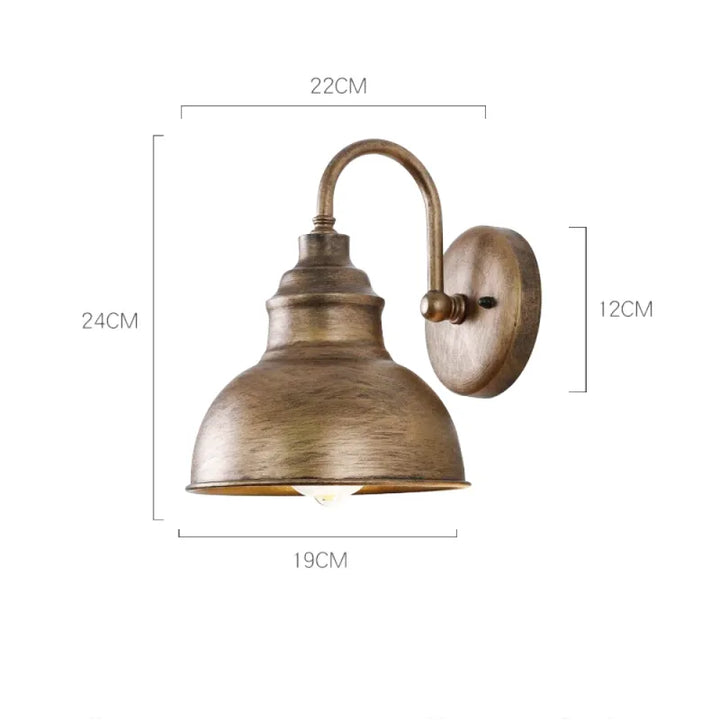 Applique murale extérieure industrielle rétro en métal vieilli, étanche, modèle C en bronze et blanc chaud, par Luminaire Essenza.