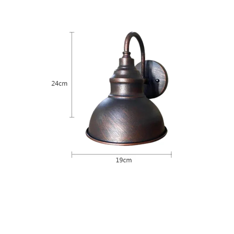 Applique murale extérieure industrielle en métal vieilli avec finition rouillée et blanc chaud, étanche, marque Luminaire Essenza.