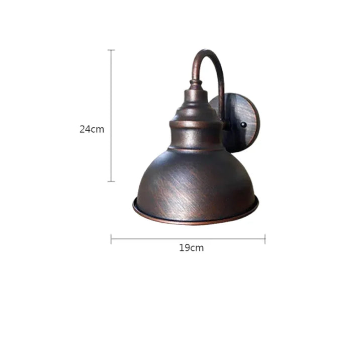 Applique murale extérieure industrielle en métal vieilli avec finition rouillée et blanc chaud, étanche, marque Luminaire Essenza.