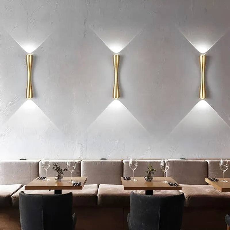 Applique murale extérieure moderne minimaliste Luminaire Essenza, éclairage design en métal blanc pour façade extérieure.