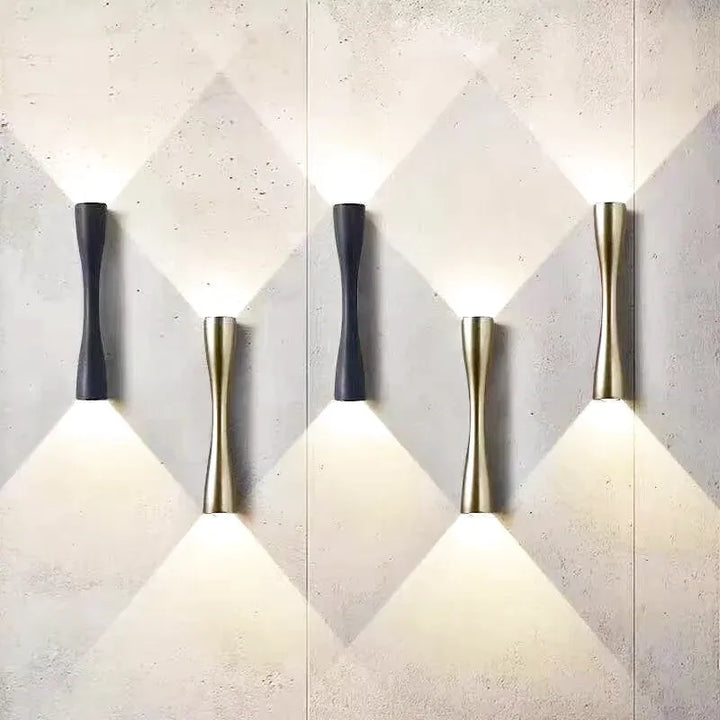 Applique murale extérieure moderne minimaliste Luminaire Essenza, en métal noir avec éclairage LED, adaptée pour l'extérieur.