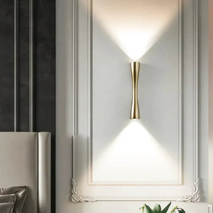 Applique murale extérieure moderne minimaliste Luminaire Essenza, lumière blanche, design épuré, pour éclairage extérieur élégant.