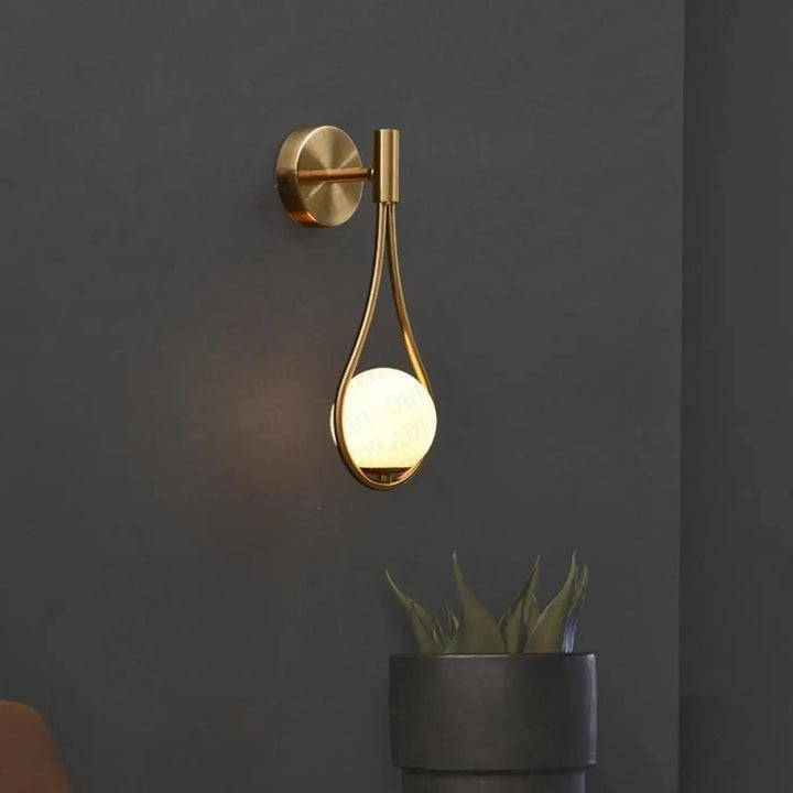 Applique murale LED en verre en forme de sphère suspendue, éclairage moderne de la marque Luminaire Essenza.