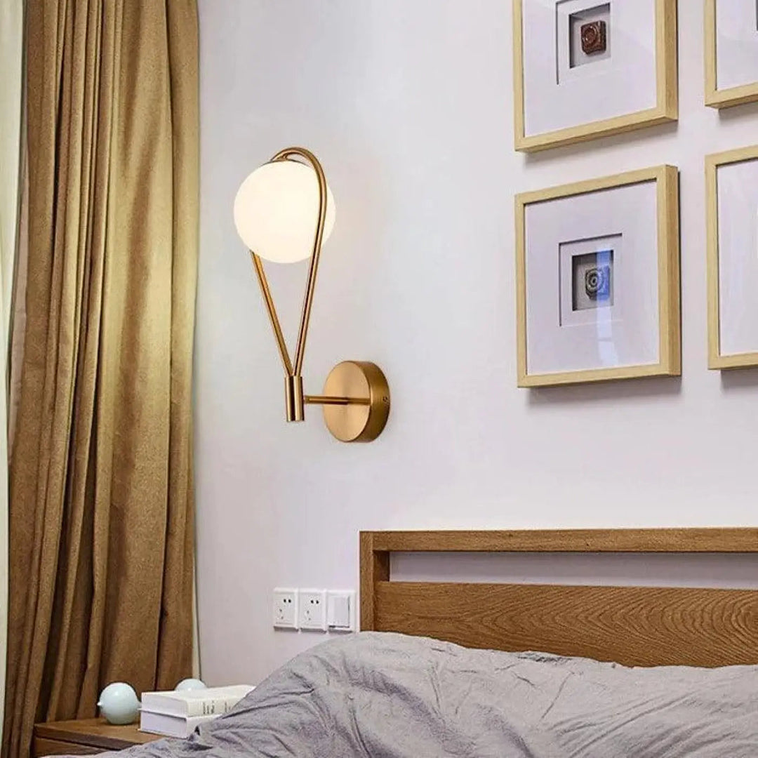 Applique murale LED en verre en forme de sphère suspendue, design goutte d'eau, éclairage moderne de Luminaire Essenza.
