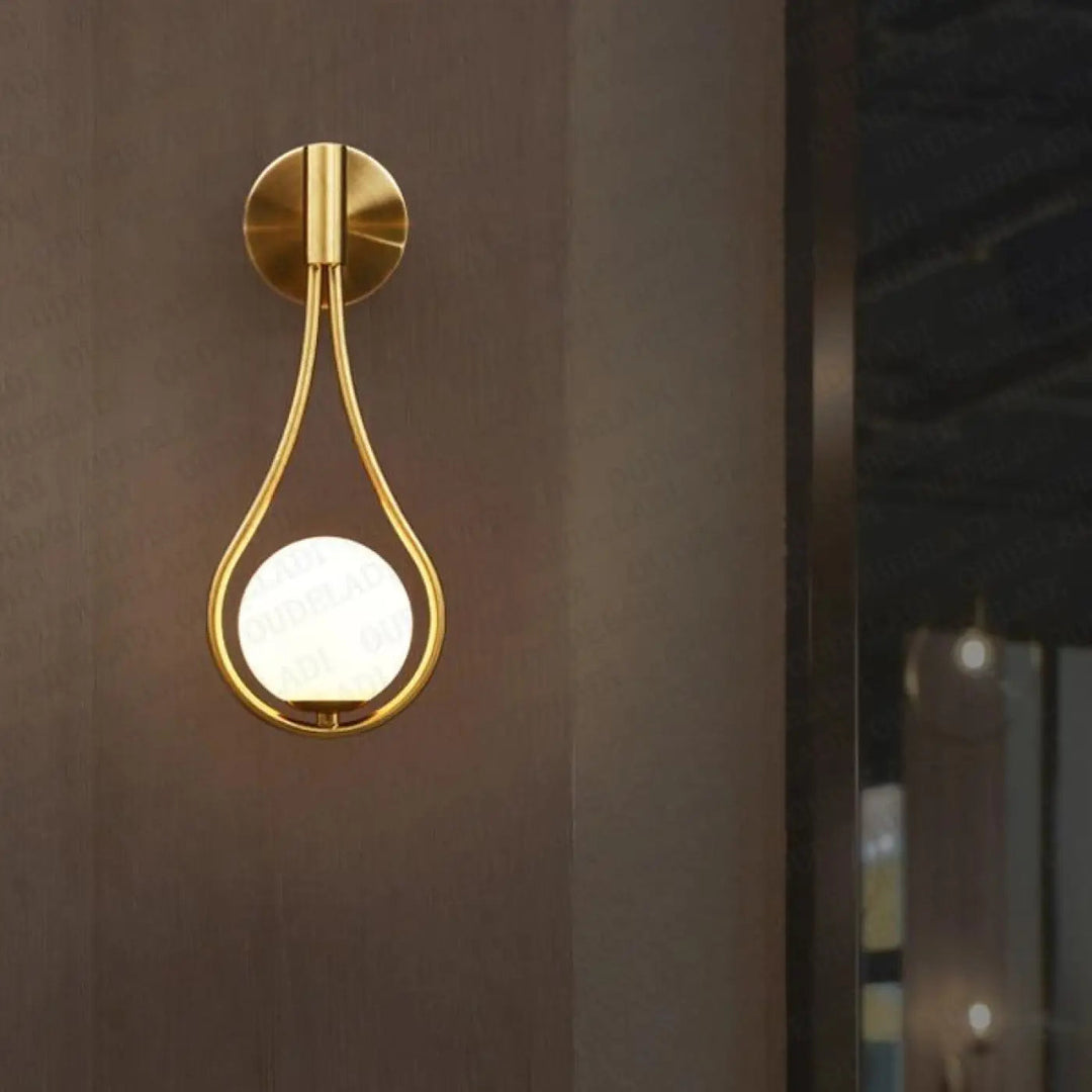 Applique murale LED en verre en forme de goutte d'eau ou larme, blanche, design moderne de Luminaire Essenza.