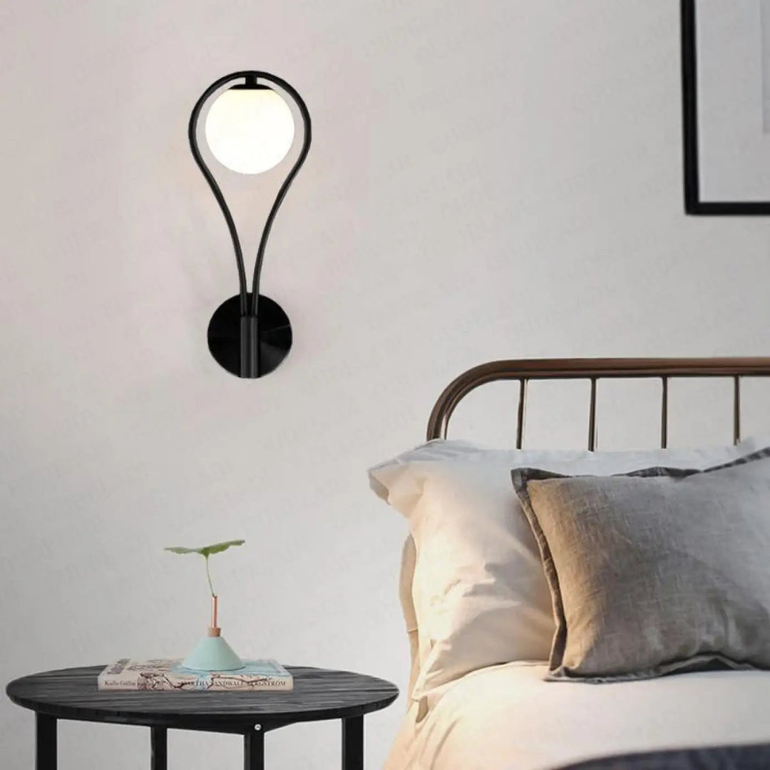 Applique murale LED en verre sphère suspendue, design moderne noir et blanc, lampe murale élégante pour décoration intérieure.